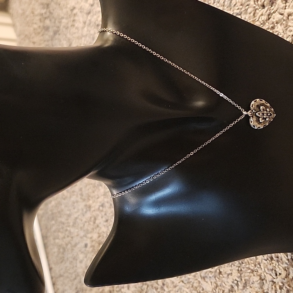 Fleur-de-lis necklace - Picture 1 of 3